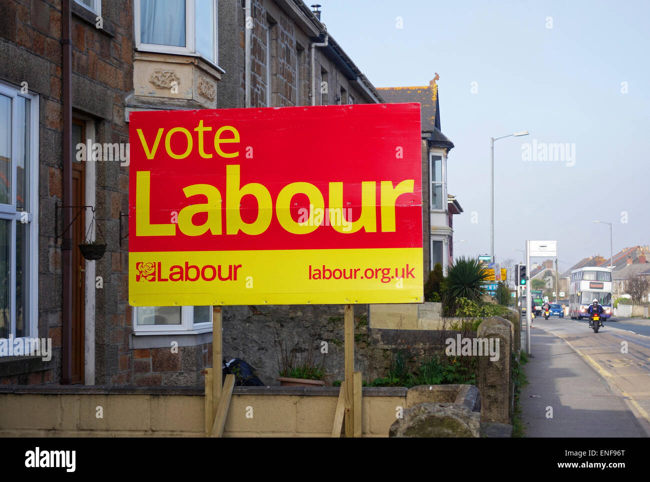 Eine Abstimmung Labour-Plakat in einem Vorgarten Stockfoto