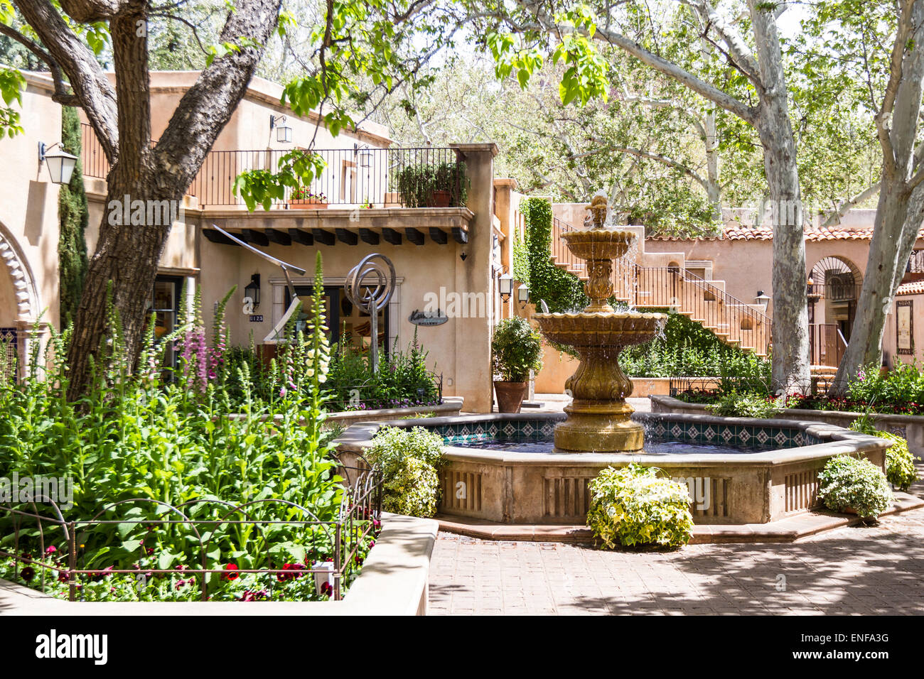 Sedona, Arizona - April 12: Outdoor-Architektur im Tlaquepaque Kunsthandwerk & Village, 12. April 2015 in Sedona, Arizona. Stockfoto