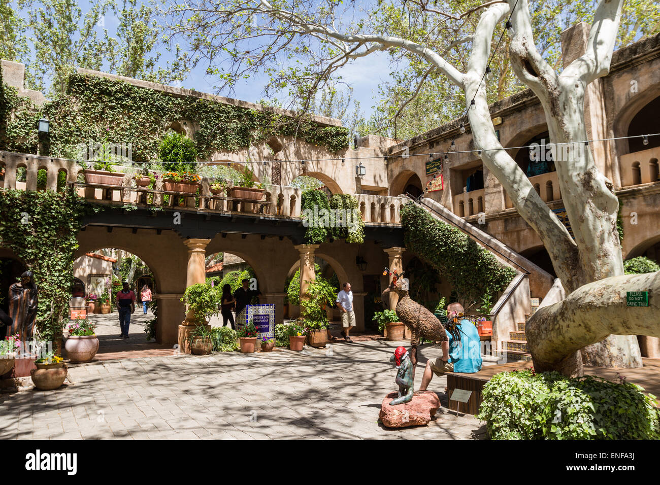 Sedona, Arizona - April 12: Outdoor-Architektur im Tlaquepaque Kunsthandwerk & Village, 12. April 2015 in Sedona, Arizona. Stockfoto