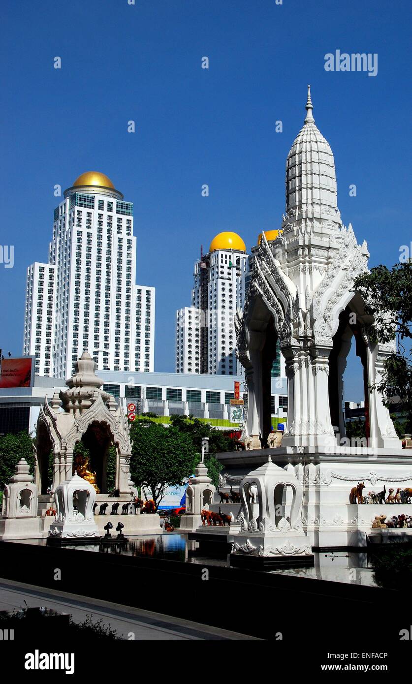 Bangkok, Thailand: The Ganesha und Trimurati heilige Schreine mit Unternehmenszentrale Türmen auf Thanon Ratchaprasong Stockfoto