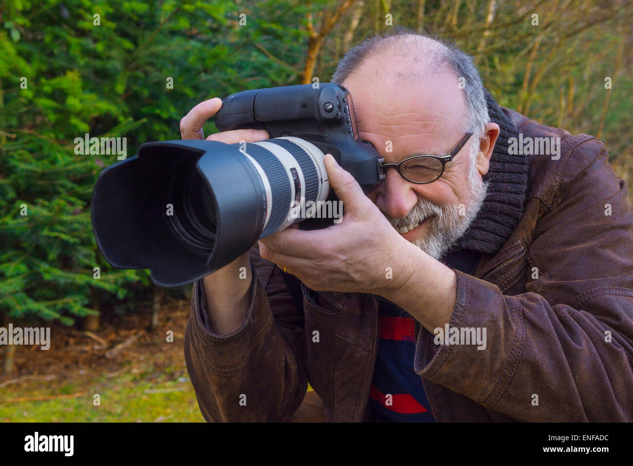 Senior Fotograf Aufnahmen einer Landschaftsbildes Stockfoto