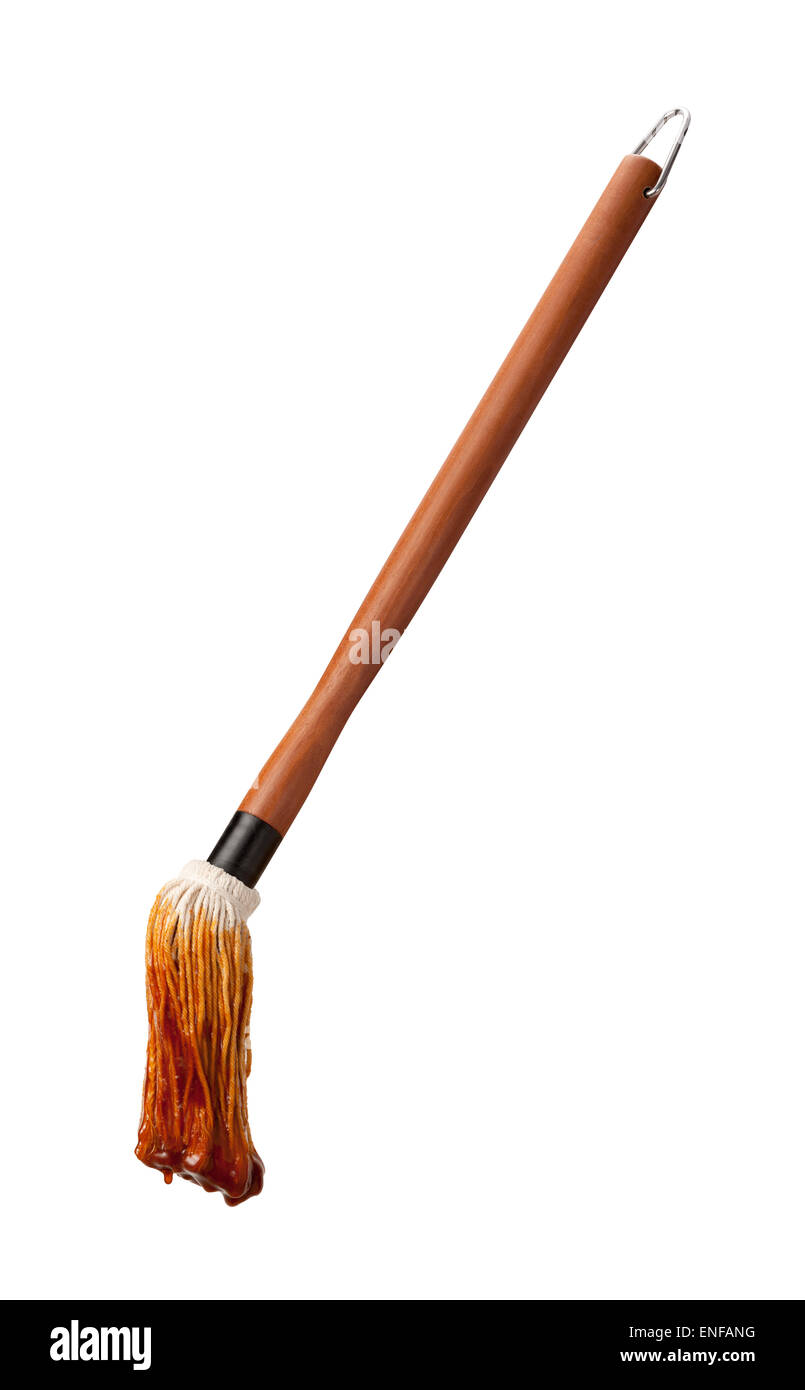 Barbecue-Soße begießen Mop mit Holzgriff. Das Kochgeschirr ist ausgeschnitten, isoliert auf einem weißen Hintergrund. Stockfoto