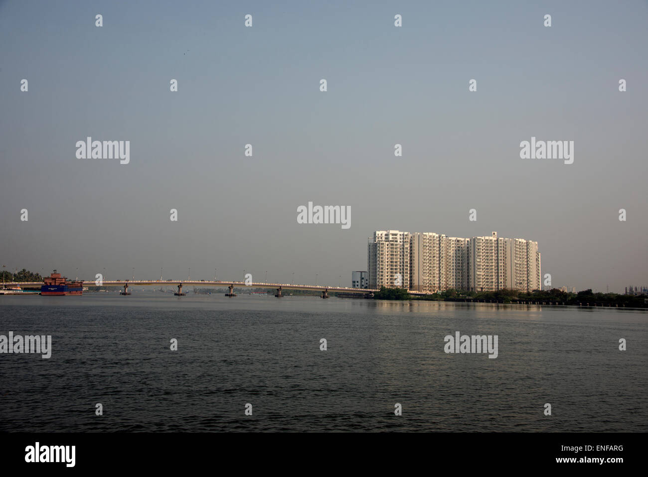 Goshree Brücke, Kochi, Versand-Container-Hafen und die Inseln nördlich von den "Backwaters" am Vembanad See Stockfoto