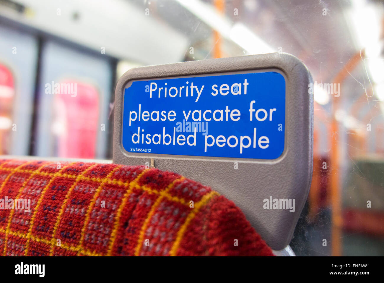 South West Trains Railway Carriage Sitz anmelden: "Priorität Sitz bitte Räumen für Menschen mit Behinderungen" Stockfoto