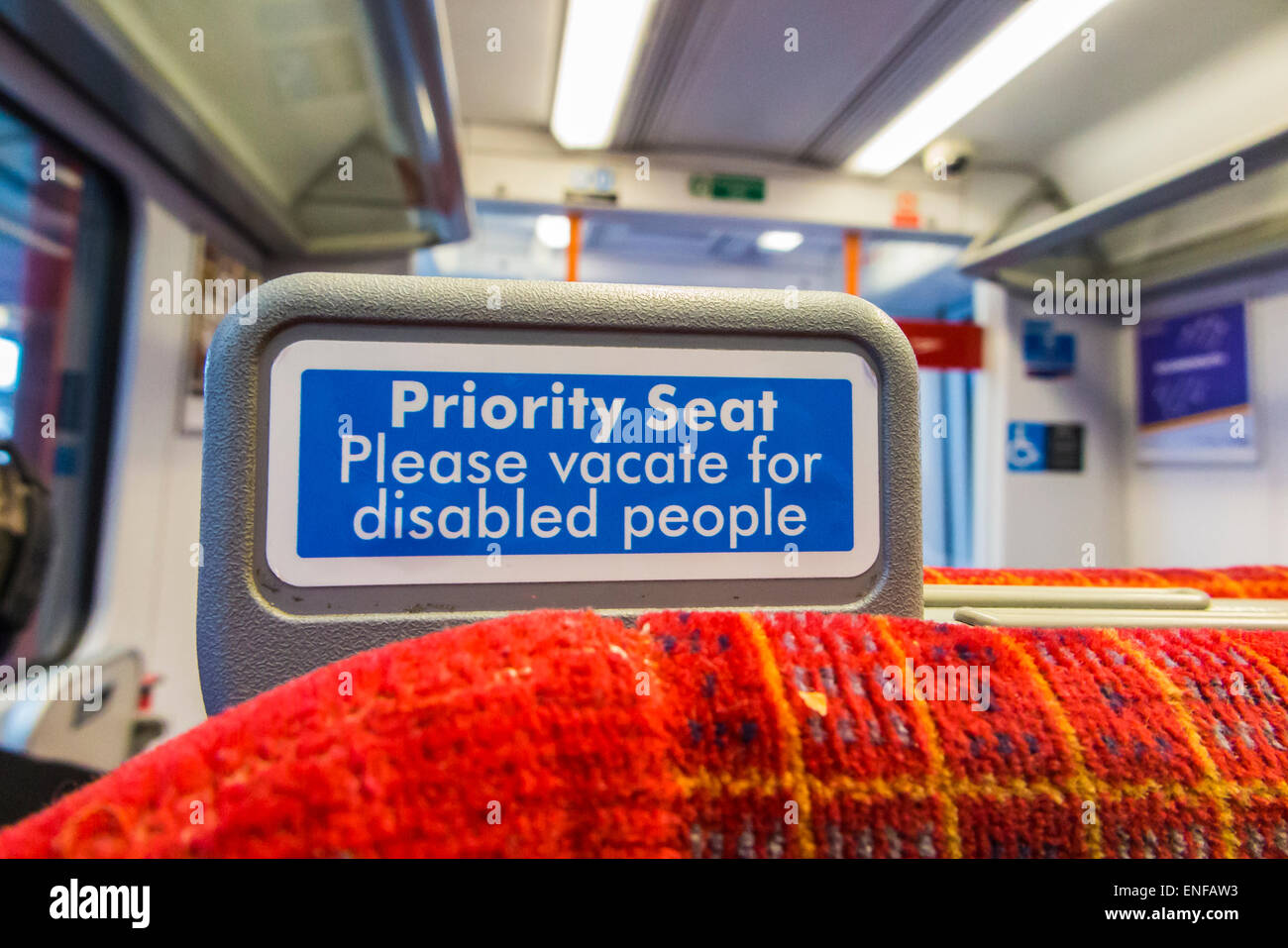 South West Trains Railway Carriage Sitz anmelden: "Priorität Sitz bitte Räumen für Menschen mit Behinderungen" Stockfoto