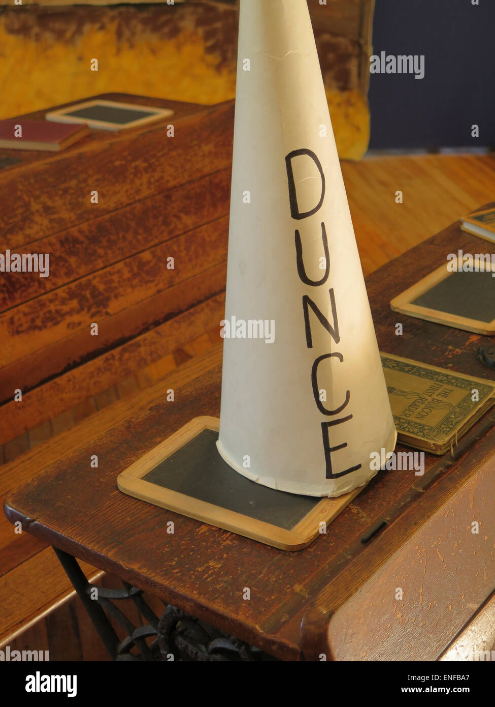 Ein Dunce Cap ist Teil einer historischen Schulstube Anzeige im Bennington Museum in Bennington, Vermont. Stockfoto