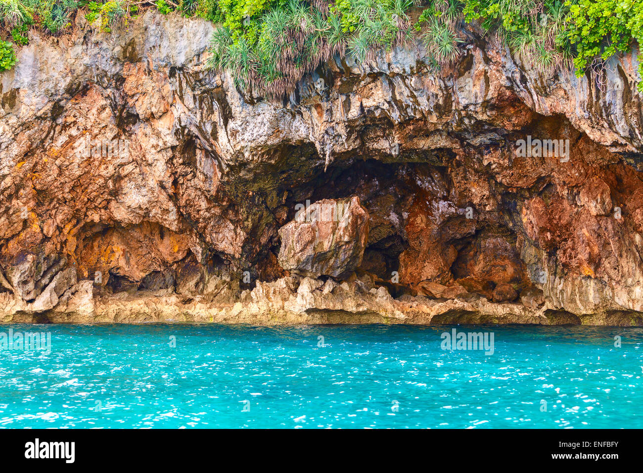 Roten Steinen auf Felsen tropischen Insel, Philippinen Boracay island Stockfoto