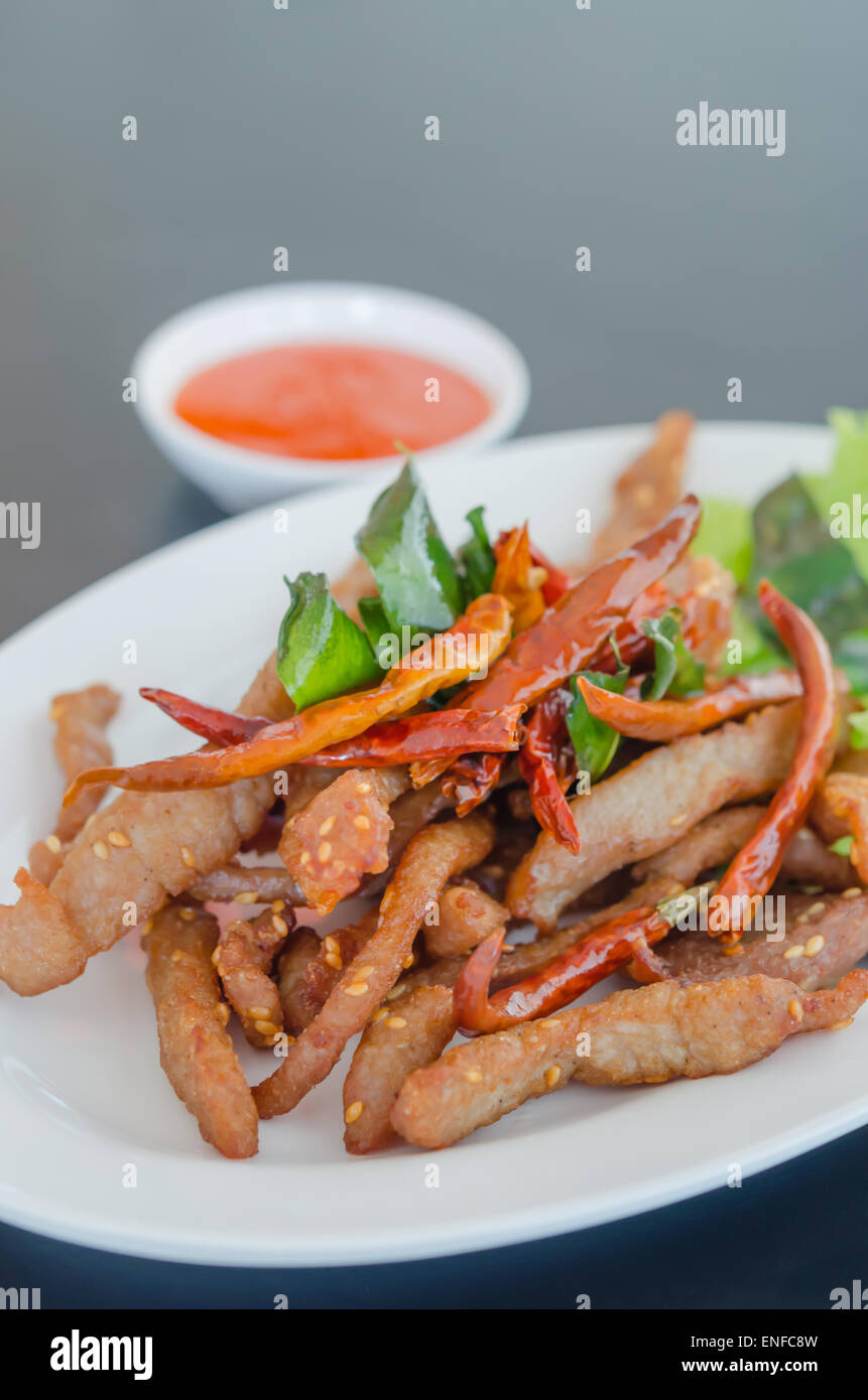 Nahaufnahme von frisch gebratenem Fleisch mit Sesam und chili Stockfoto