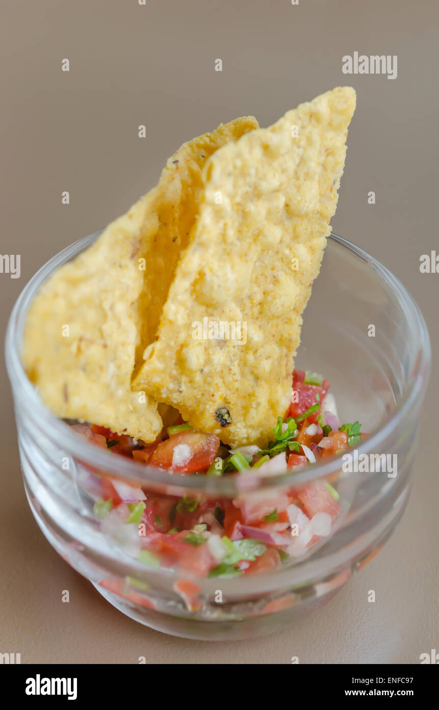Tortillachips mit Salsa dip im Cocktailglas Stockfoto