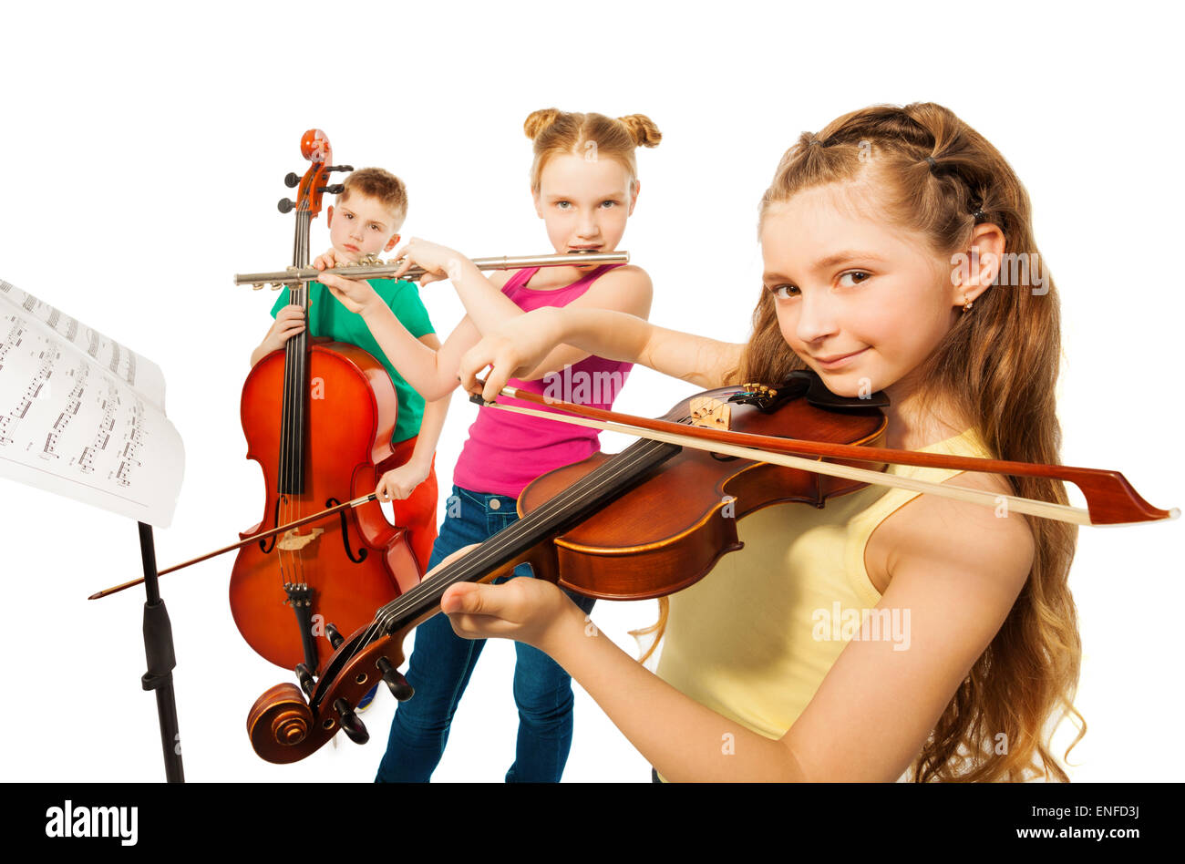 Nahaufnahme von Kindern spielen Musikinstrumente Stockfoto