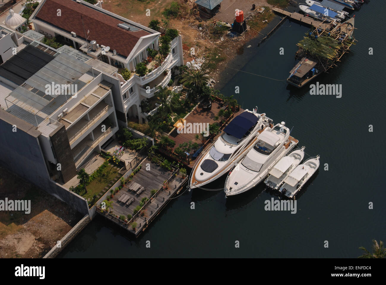 Schnellboote vor Luxus Häuser in Jakarta Küstengebiet. Stockfoto