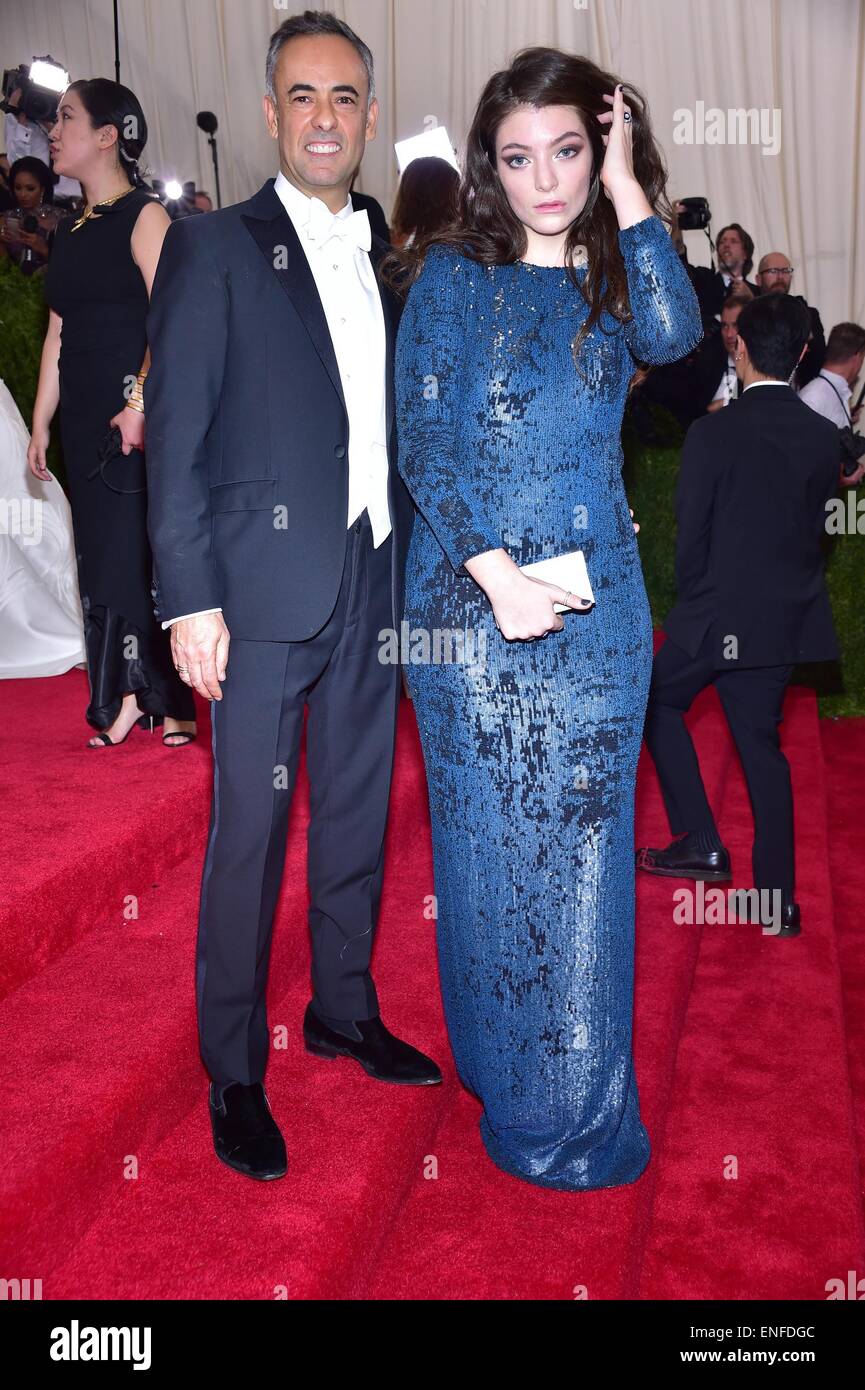 New York, NY, USA. 4. Mai 2015. Lorde, Francisco Costa im Ankunftsbereich für "CHINA: Through The Looking Glass Opening Night Met Gala - Teil2, das Metropolitan Museum of Art Costume Institute, New York, NY 4. Mai 2015. Bildnachweis: Gregorio T. Binuya/Everett Collection/Alamy Live-Nachrichten Stockfoto