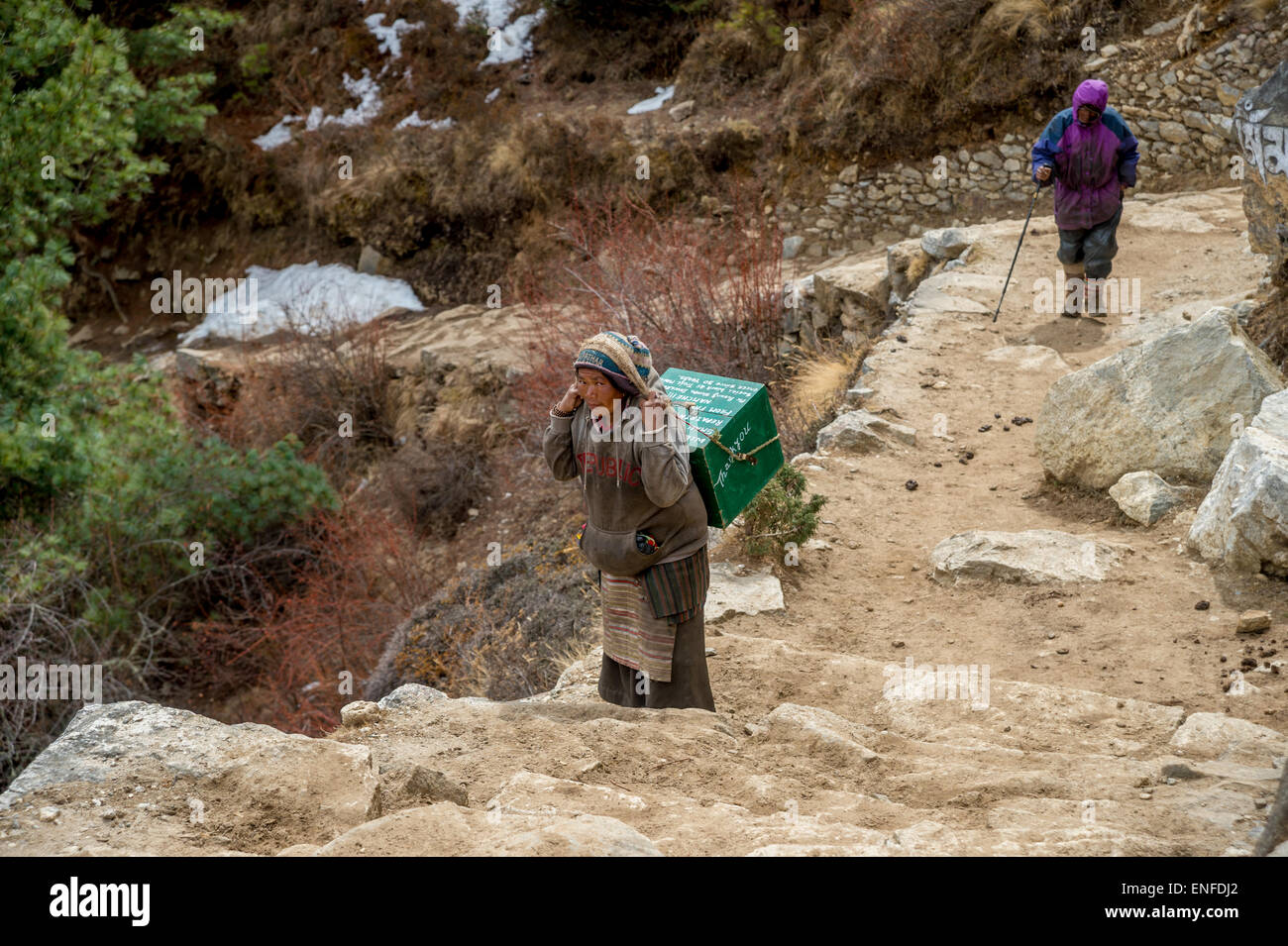 Alte Menschen auf einem Weg in die Himalaya-region Stockfoto