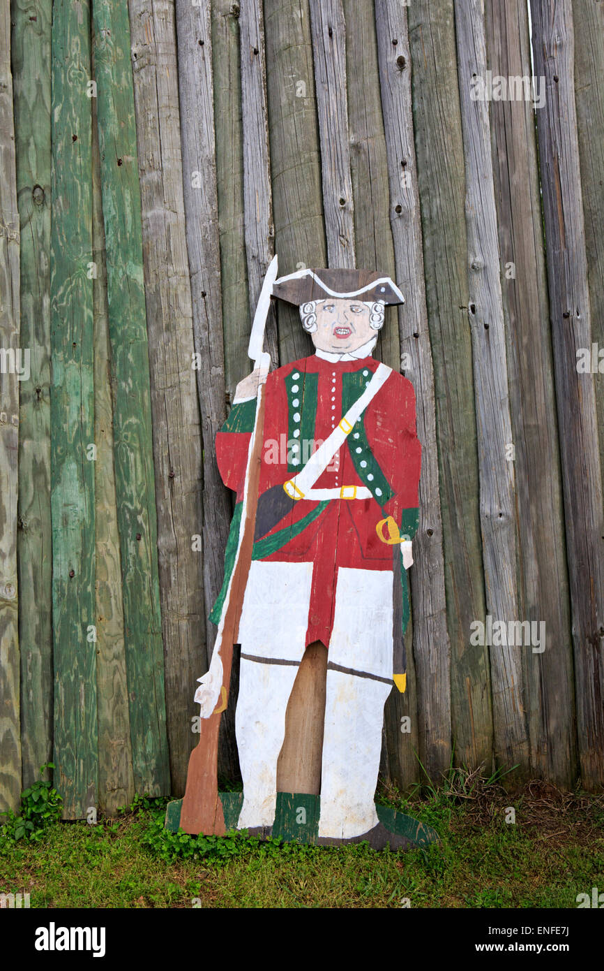 Holz-Ausschnitt eines britischen Soldaten aus der Zeit des Franzosen- und Indianerkrieges (Fort Loudoun State Park, Tennessee). Stockfoto
