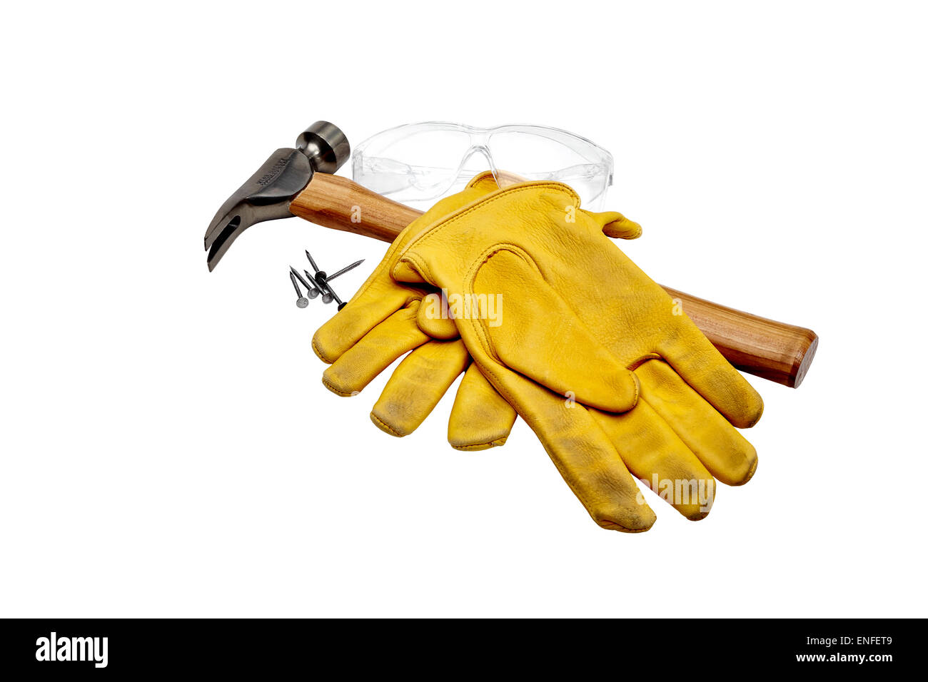 Foto von einem Hammer, Nägel, Arbeitshandschuhe und Schutzbrille isoliert auf weiss. Stockfoto