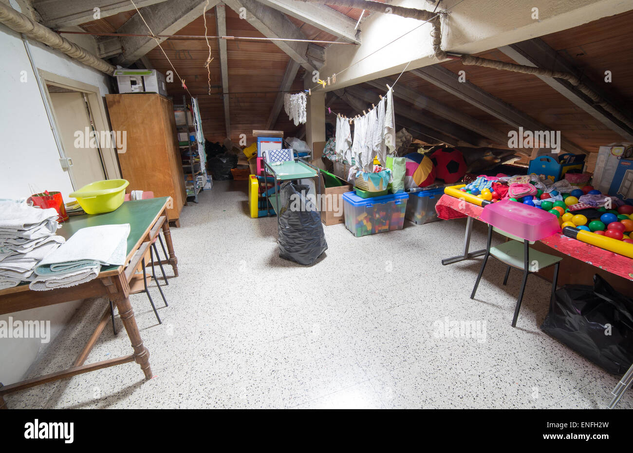 alten Dachboden voller alte Spiele und Kleinigkeiten des Kindergartens Stockfoto