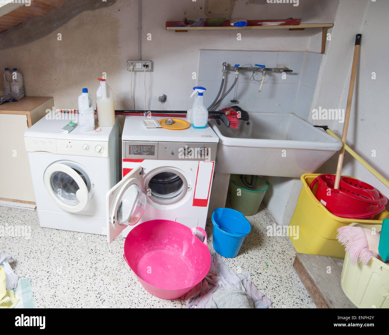 zwei Waschmaschinen in der Waschküche auf dem Dachboden eines Kindergartens Stockfoto