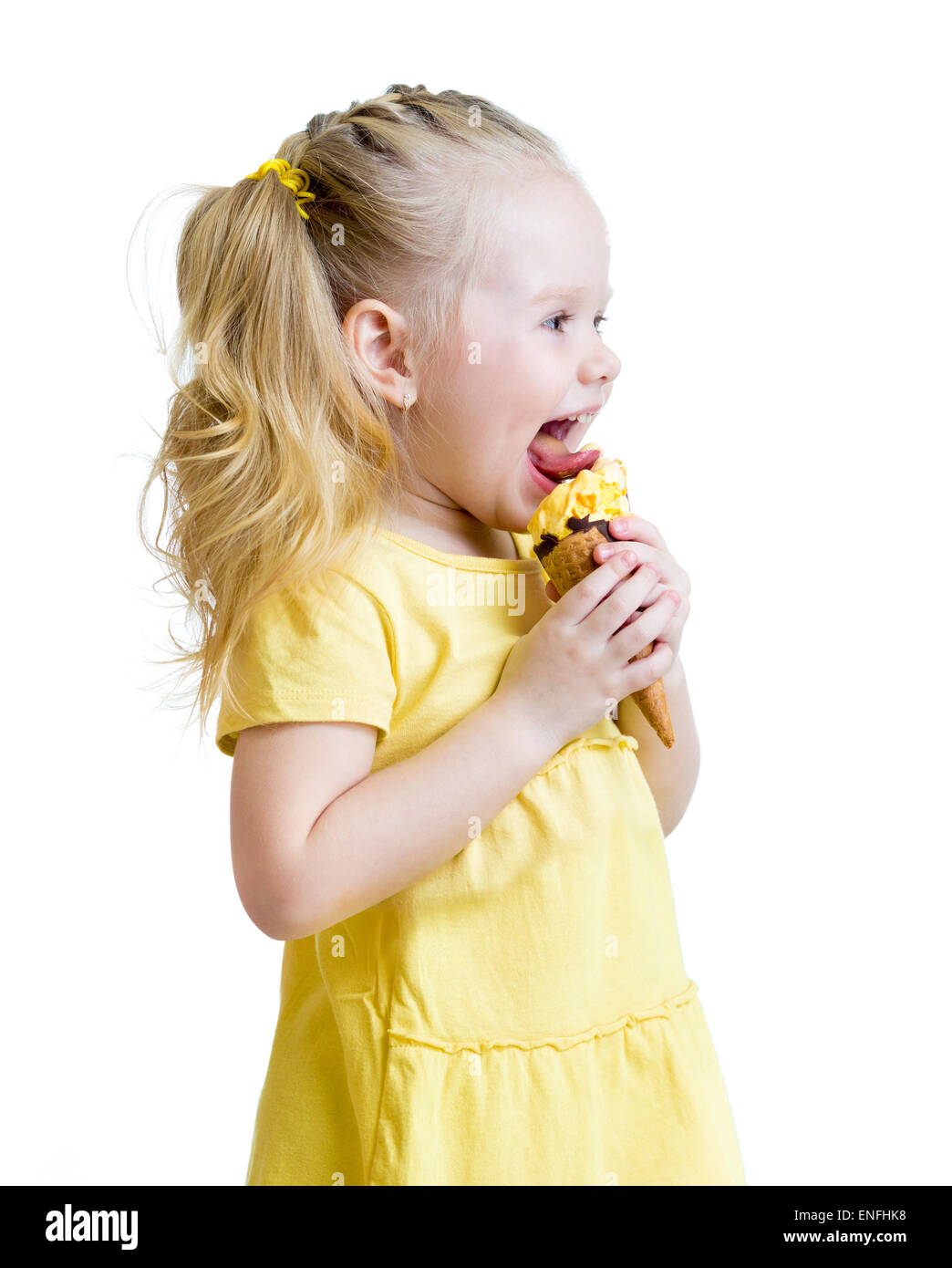 Kind Mädchen essen Eis im Studio isoliert Stockfoto