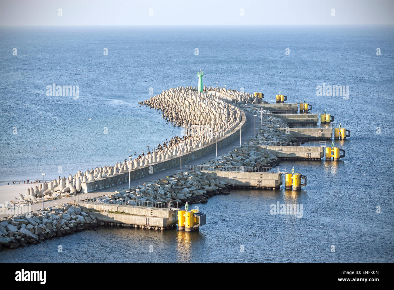 Hafeneinfahrt und Infrastruktur in Kolobrzeg, Polen. Stockfoto