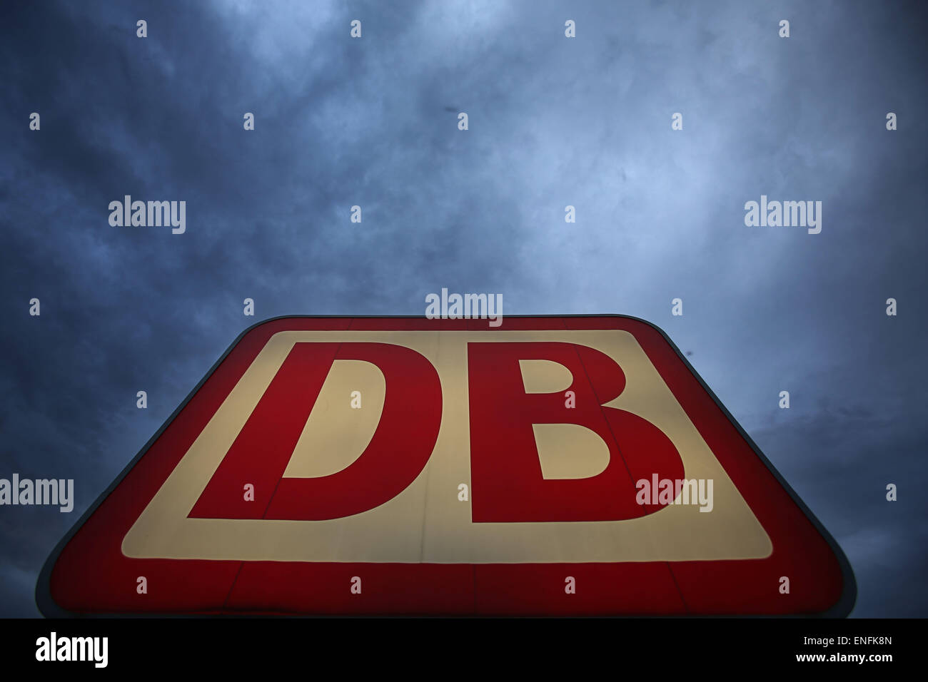 Das Logo Der Deutschen Bahn Ist Am Flughafen Bahnhof In Koln