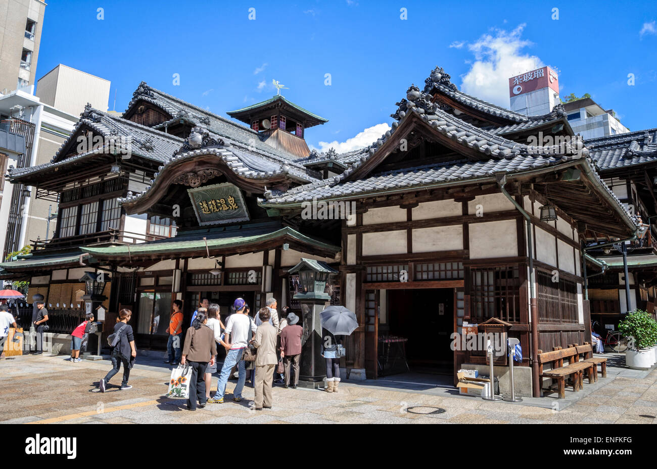 Komplexe Struktur von Dogo-Onsen, Matsuyama, Japan: dieses berühmten japanischen Gebäude soll Architektur in Hayao Miyazaki Animationen inspiriert haben. Stockfoto