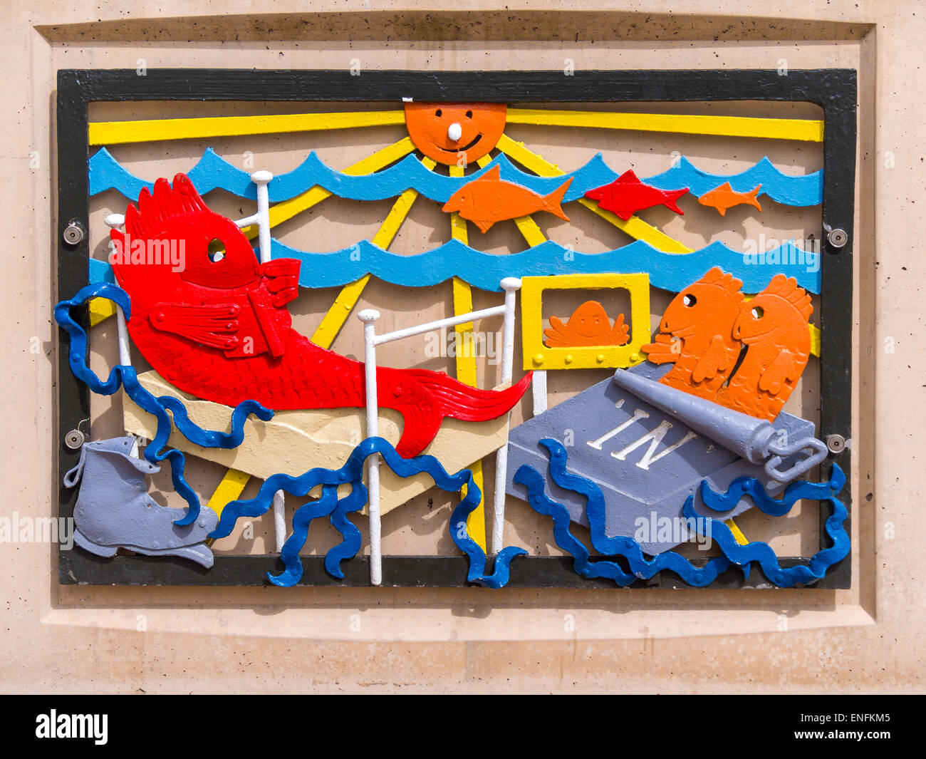Malte dekorative Stahlskulptur direkt an Strandpromenade bei Redcar Cleveland UK zeigt Fische unter dem Meer Stockfoto