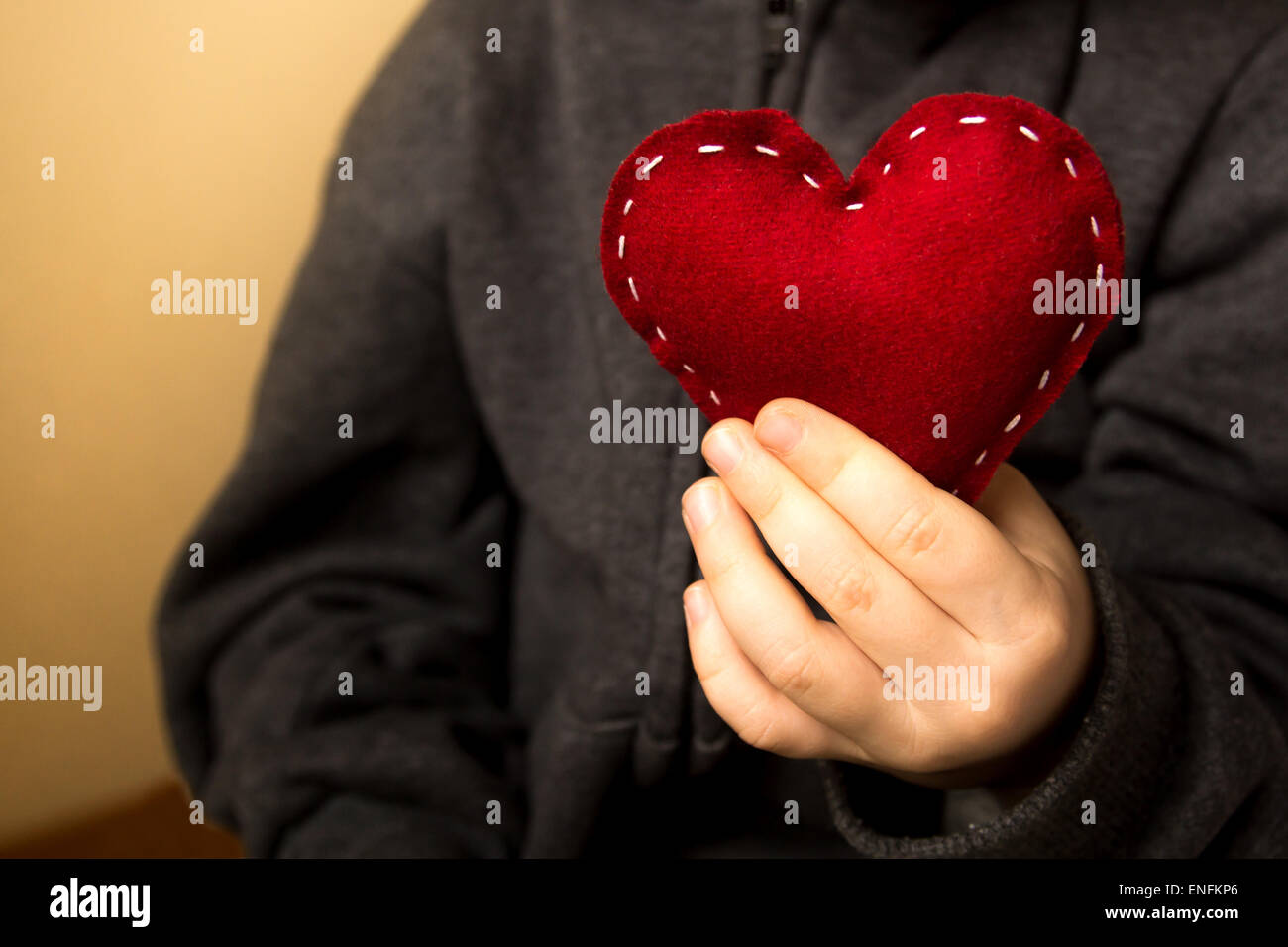 Rotes Herz in Kinderhände. Güte-Konzept, Geschenk, handgemacht Valentine, schließen herauf, horizontale, Raum kopieren Stockfoto