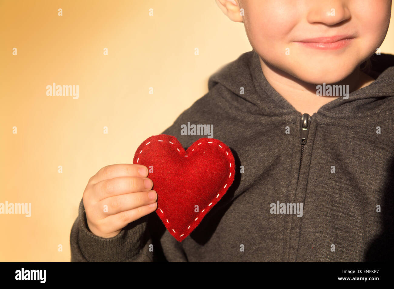 Rotes Herz in Kinderhände. Güte-Konzept, Geschenk, handgemacht Valentine, schließen herauf, horizontale, Raum kopieren Stockfoto
