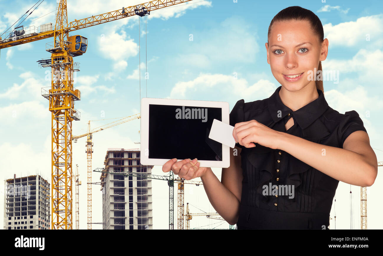 Junge Frau Holging Tablet und Karte Stockfoto