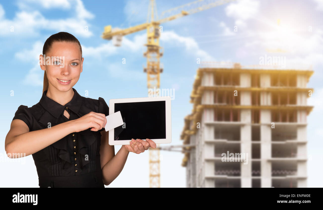 Junge Frau Holging Tablet und Karte Stockfoto