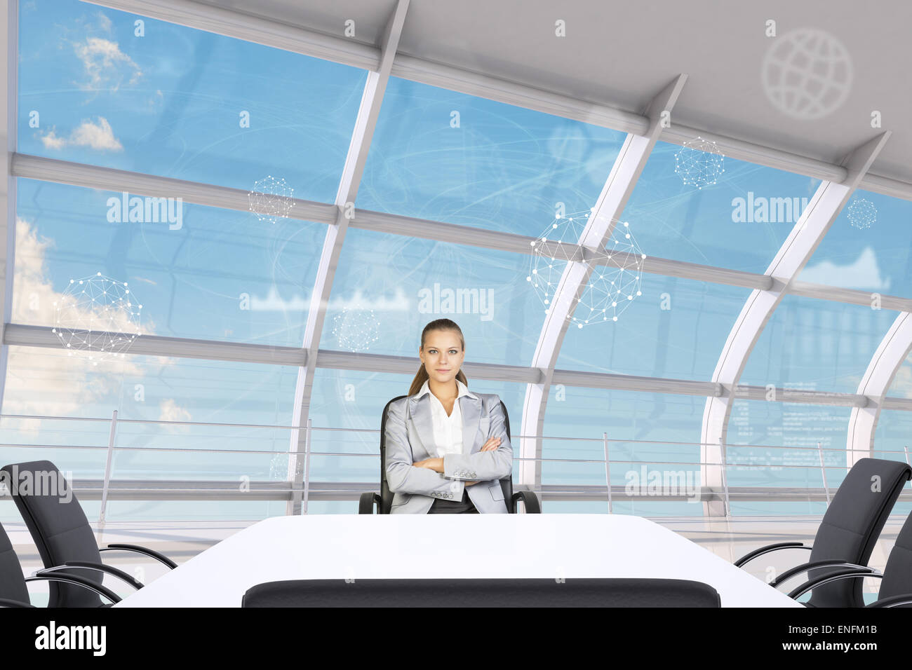 Businesslady mit verschränkten Armen am Tisch sitzen Stockfoto