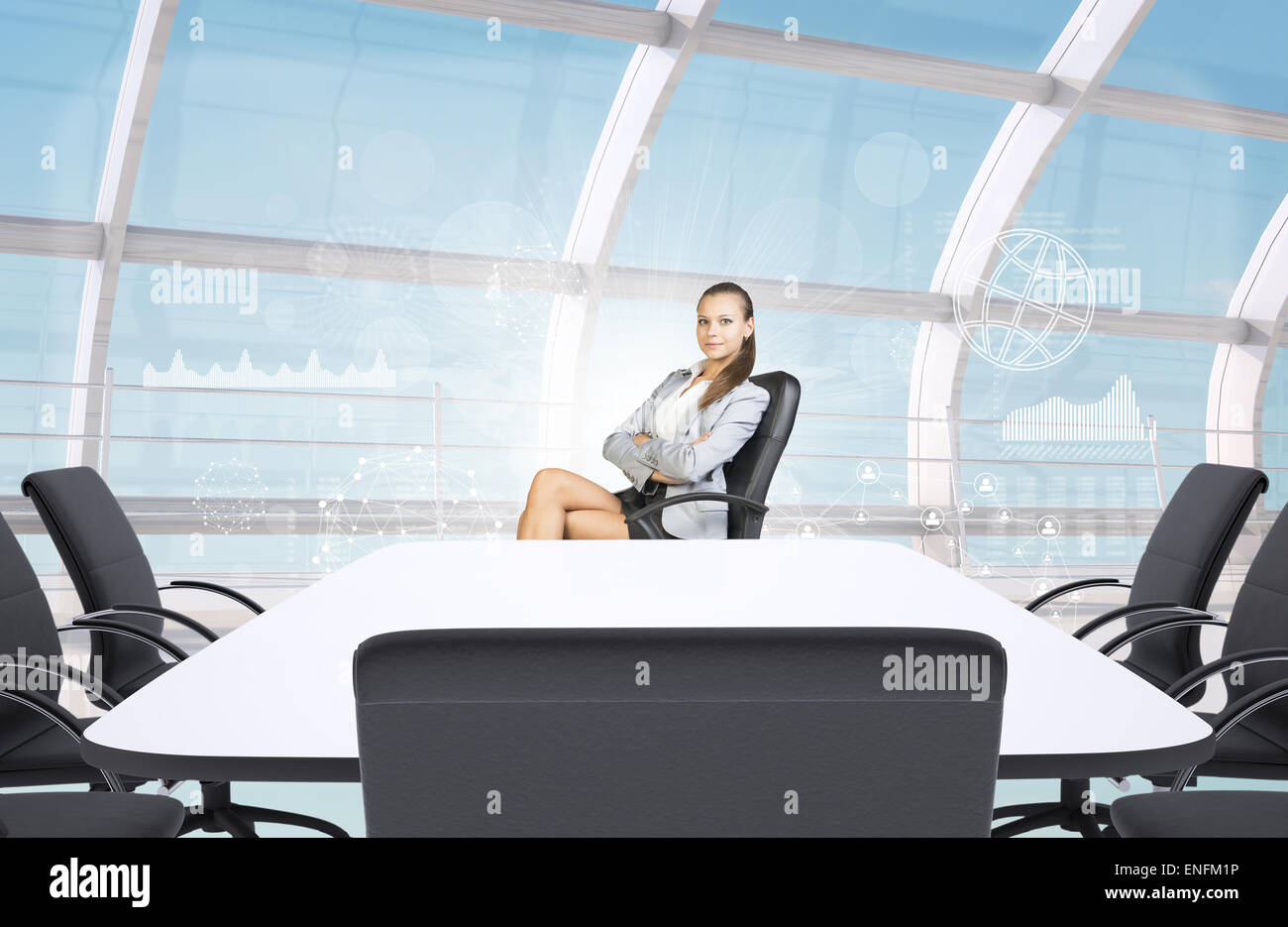 Businesslady sitzen halb-wandte sich am Tisch Stockfoto