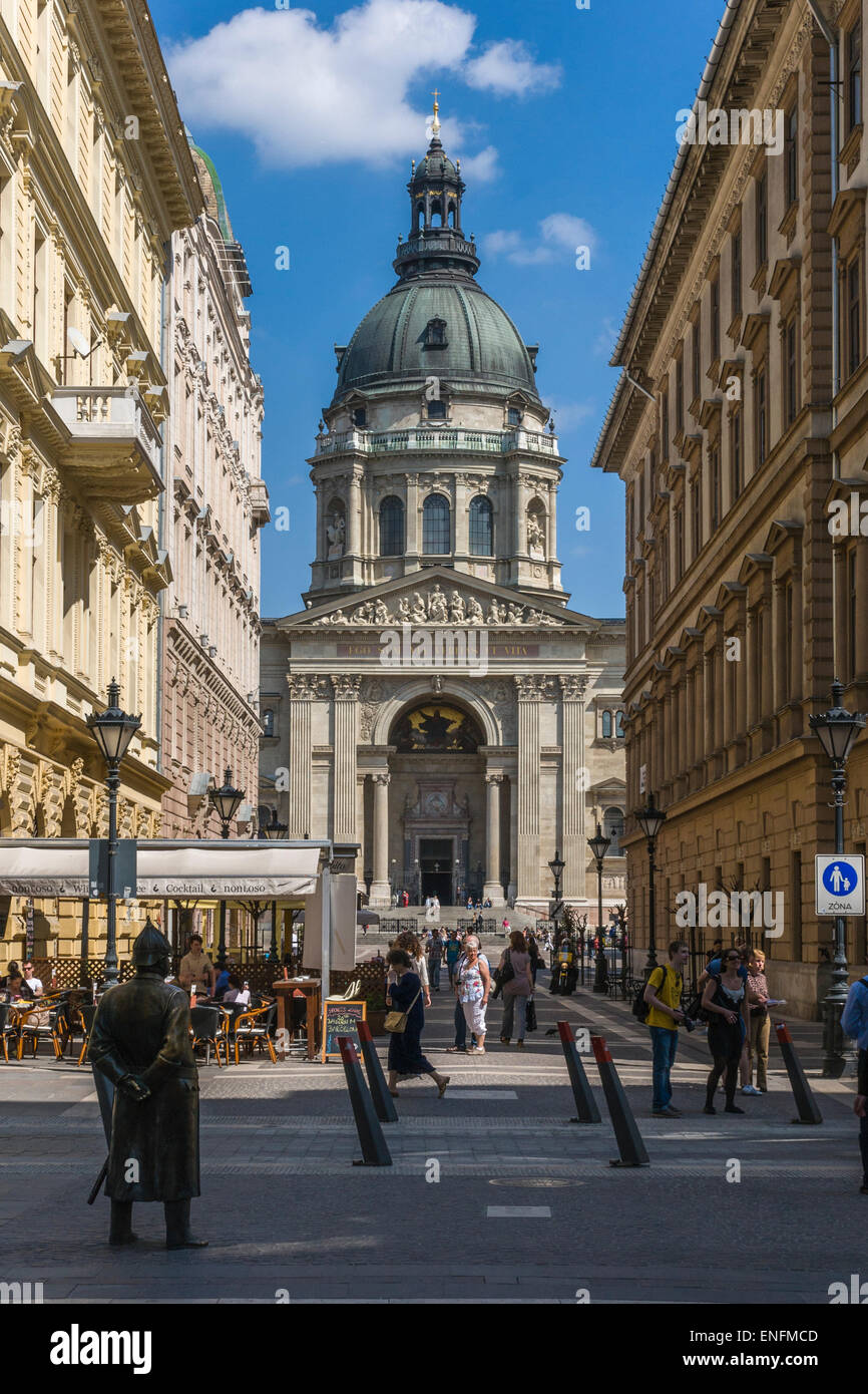 Blick durch Zrinyi Utca nach St.-Stephans Basilika, Pest, Budapest, Ungarn Stockfoto