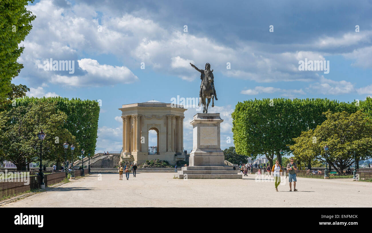 Place Royale du Peyrou mit Reiterstatue von Louis XIV und Château d &#39; Eau, Montpellier, Frankreich Stockfoto
