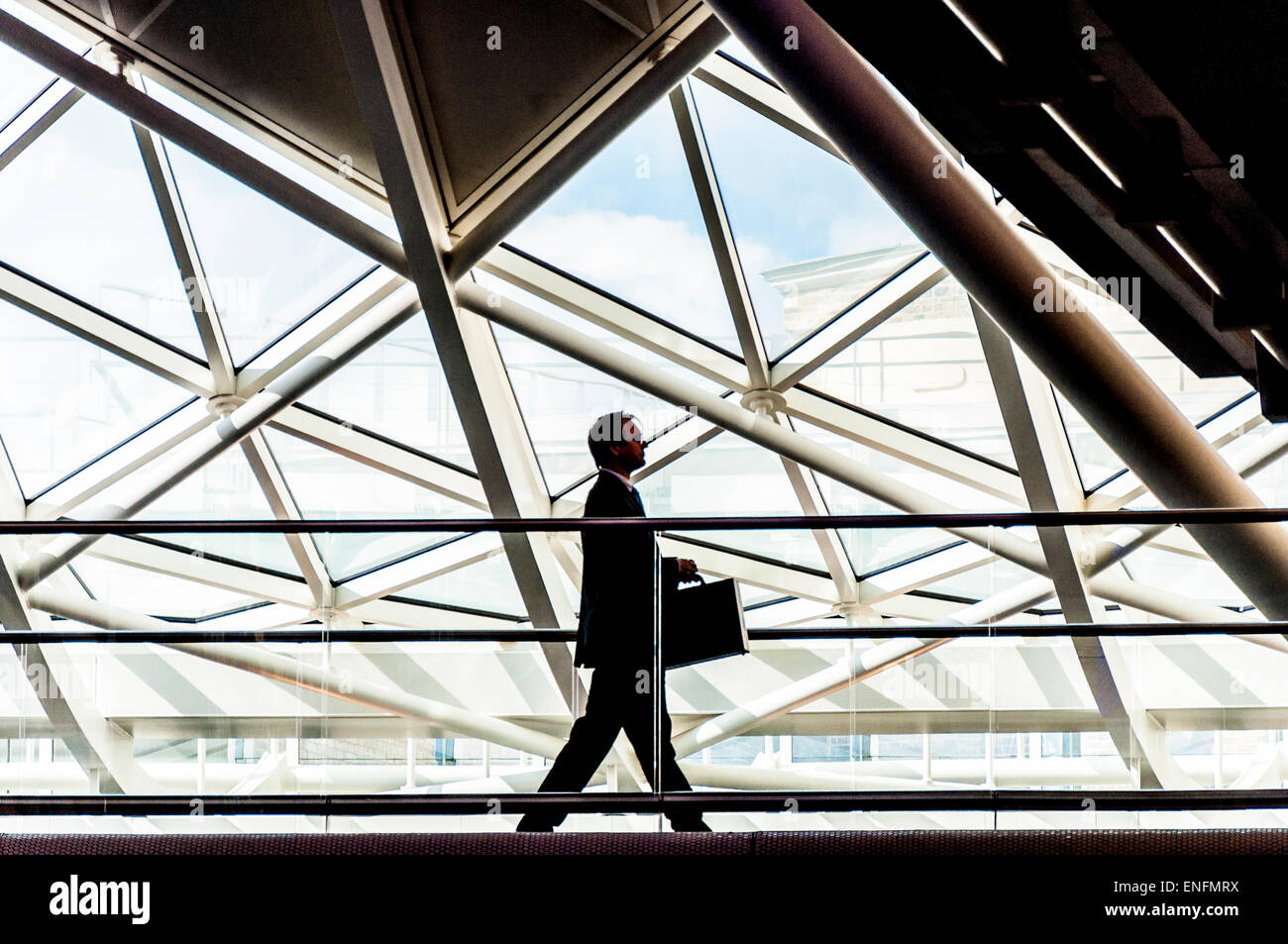 Geschäftsmann und Architektur an der Kings Cross Bahnhof in London, UK Stockfoto