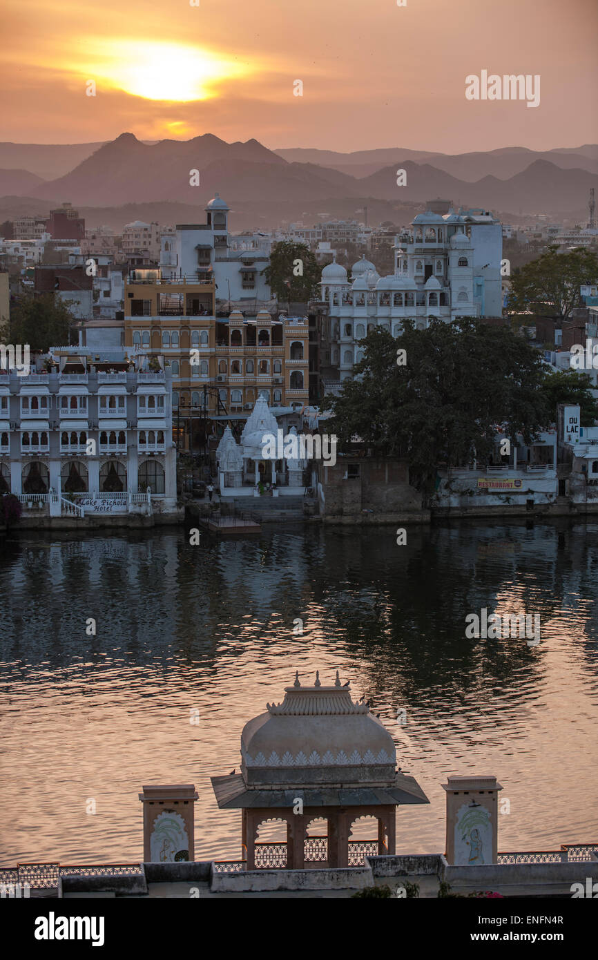 Abendstimmung über einen Teil des historischen Zentrums, Udaipur, Rajasthan, Indien Stockfoto