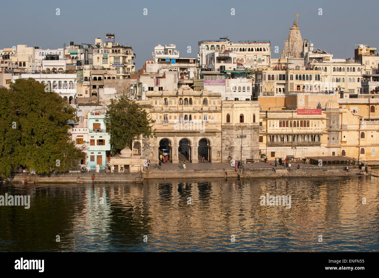 Tor die Gangaur Ghat am Pichola-See mit Altstadt, Udaipur, Rajasthan, Indien Stockfoto