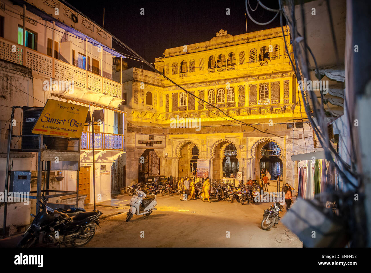 Tor die Gangaur Ghat im Abend, historischen Zentrum, Udaipur, Rajasthan, Indien Stockfoto