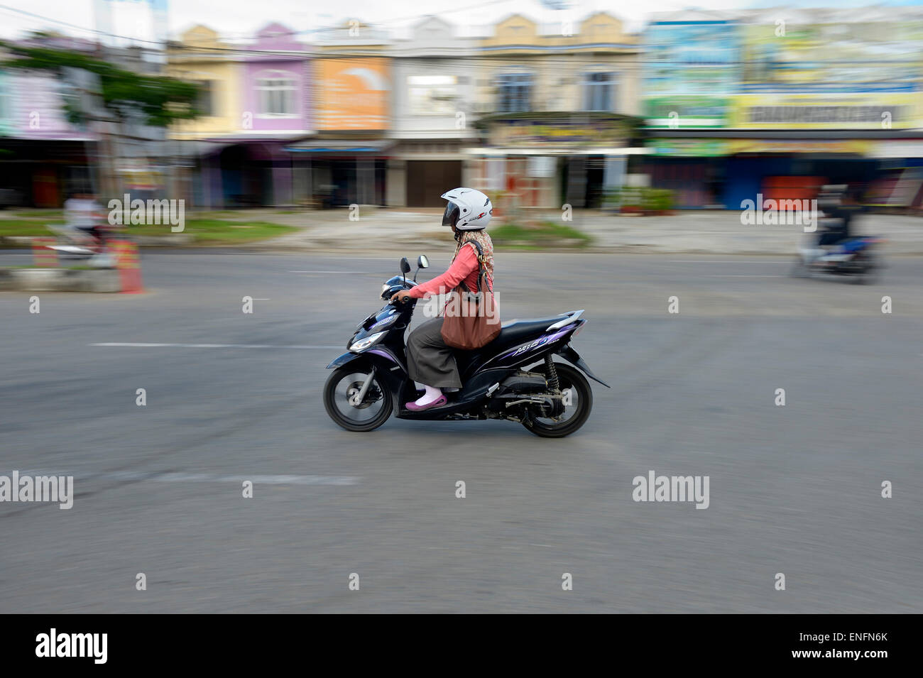 Frau auf Moped, Banda Aceh, Indonesien Stockfoto
