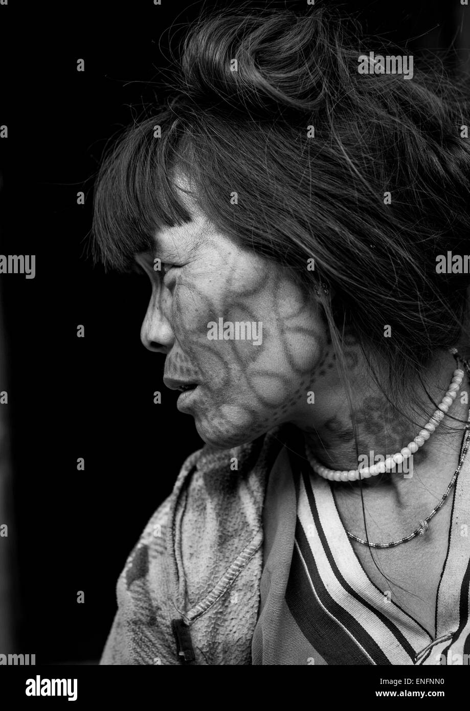 Stammes-Kinn Frau aus Muun Stamm mit Tattoo auf dem Gesicht, Mindat, Myanmar Stockfoto