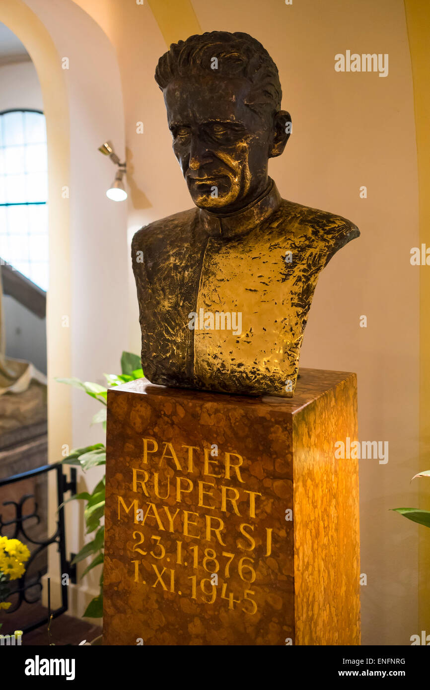 Denkmal für Vater Rupert Mayer in der Unterkirche der Bürgersaalkirche Kirche, Altstadt, München, Oberbayern Stockfoto