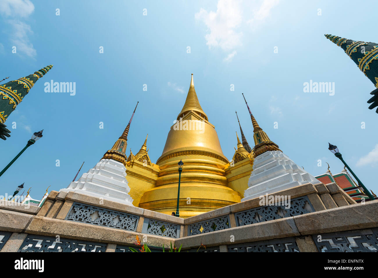 Phra Si Rattana Chedi, Wat Phra Kaeo Tempel, Königspalast, Prasart Phra Thepbidorn, königliches Pantheon, Bangkok, Zentral-Thailand Stockfoto