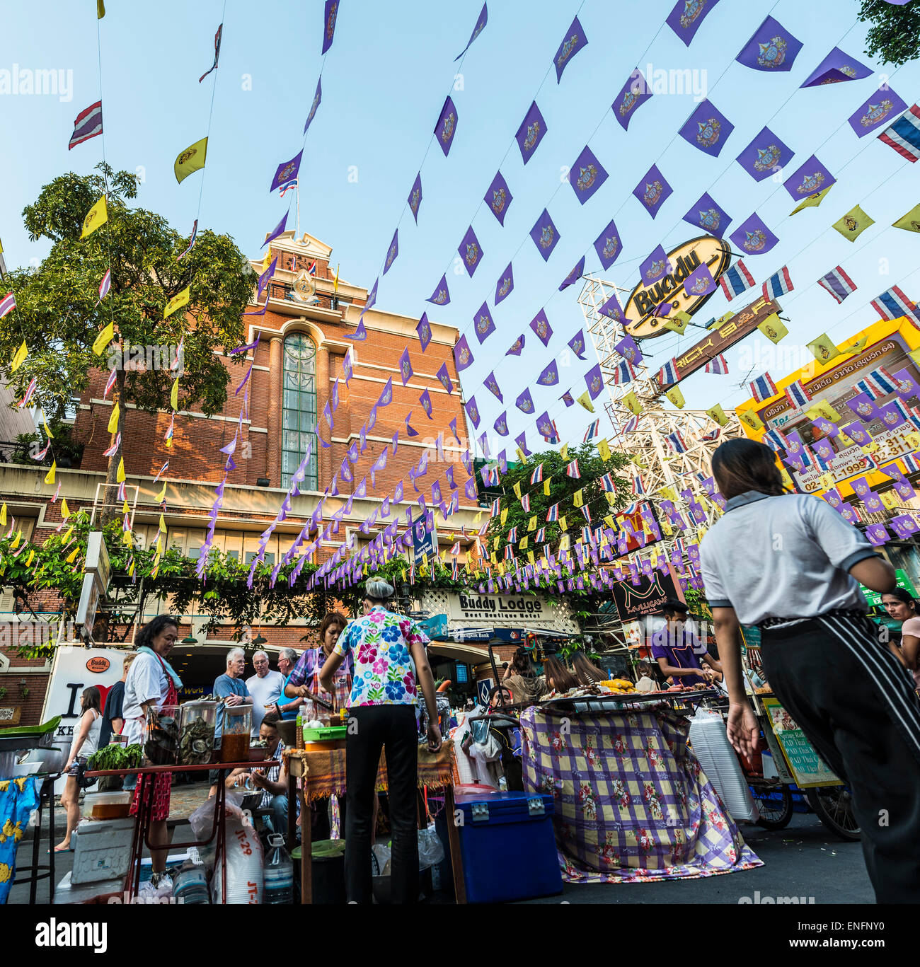 Stände und Touristen in Khao San Road, Krung Thep, Bangkok, Thailand Stockfoto