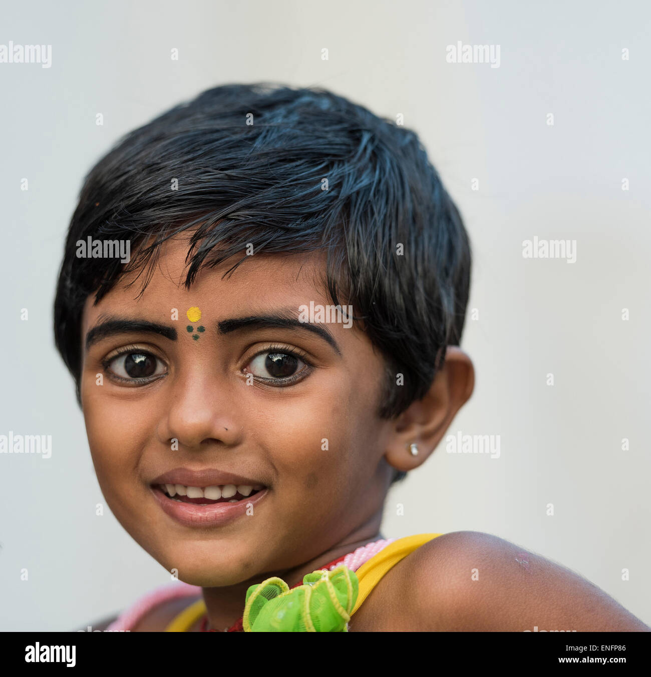 Mädchen mit gelben Bindi auf der Stirn und Kohl-umrandeten Augen, Porträt, Fort Cochin, Kochi, Kerala, Indien Stockfoto