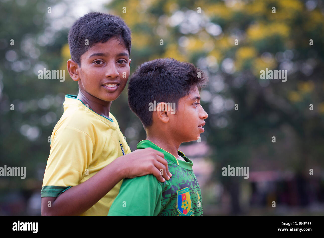 Zwei jungen während eines Kurzurlaubs in einem Fußball-Spiel, Exerzierplatz, Fort Cochin, Kochi, Kerala, Indien Stockfoto