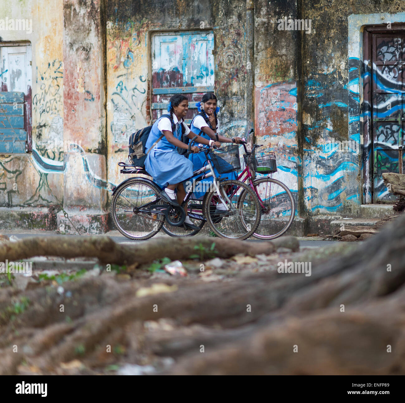 Zwei Schulmädchen in blauen Uniformen auf ihre Fahrräder, Fort Cochin, Kochi, Kerala, Indien Stockfoto
