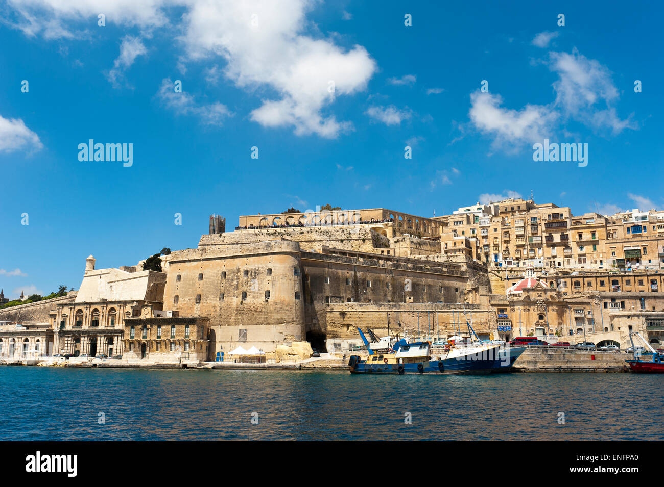 Zeigen Sie bis ins historische Zentrum mit Upper Barrakka Gardens, Valletta, Malta an Stockfoto