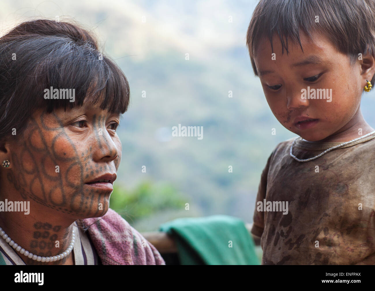 Stammes-Kinn Frau aus Muun Stamm mit Tattoo auf dem Gesicht ihrer Tochter Mindat, Myanmar Stockfoto