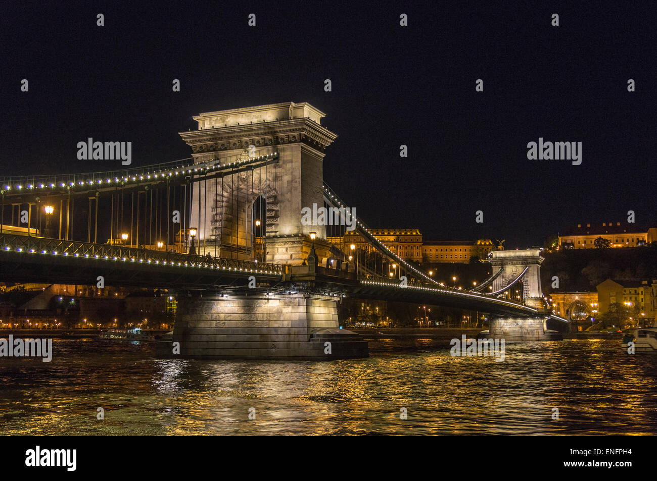 Széchenyi Kettenbrücke in der Nacht, von der Pest Seite, Leopoldstadt, Schädling, Budapest, Ungarn Stockfoto