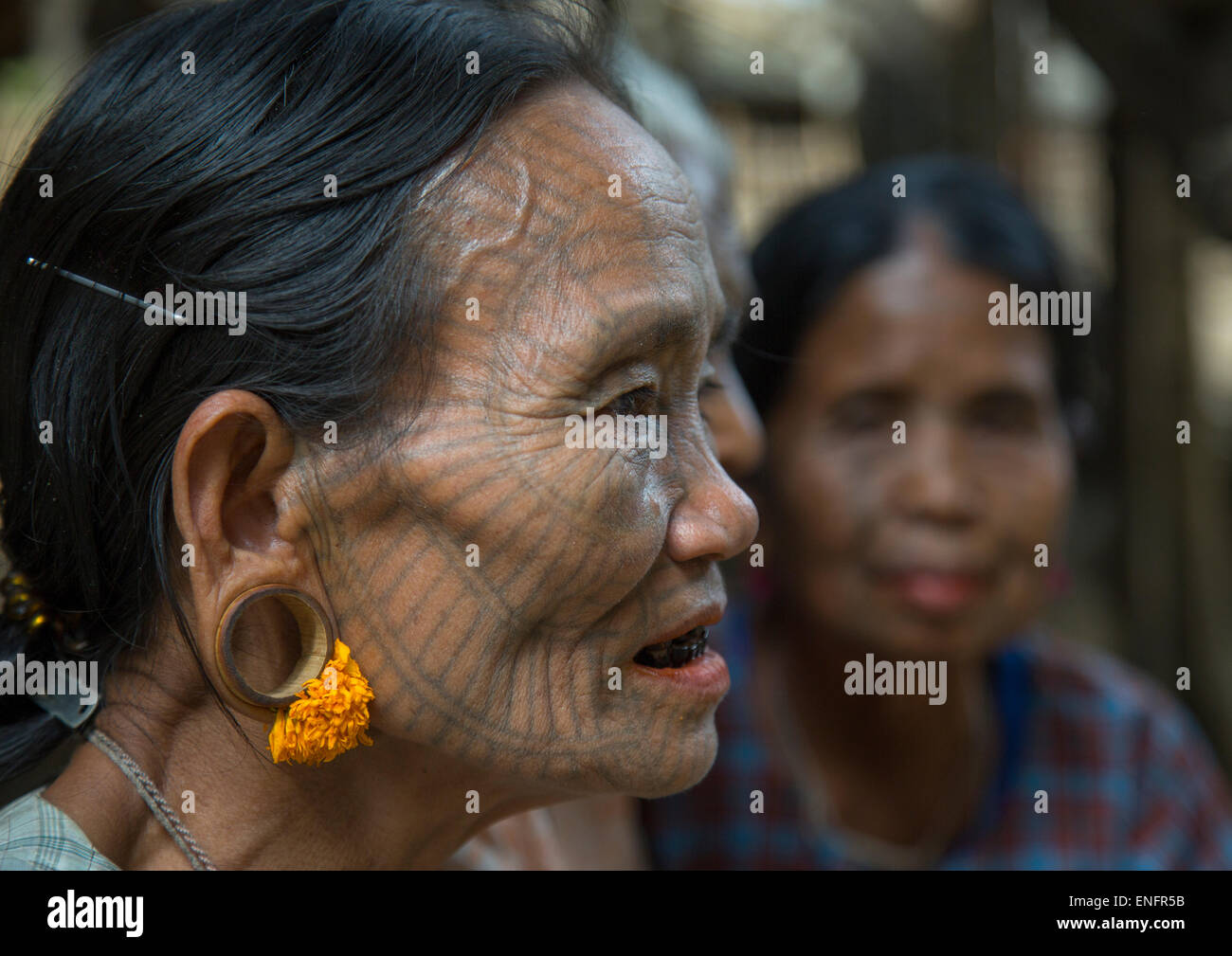 Stammes-Chin-Frauen mit Spinnennetz Tattoo auf den Gesichtern, Mrauk U, Myanmar Stockfoto